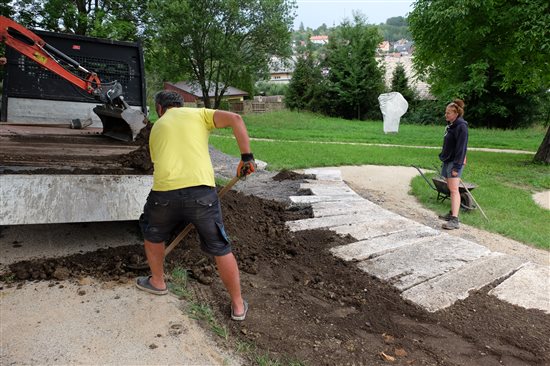 25.  Práca na travertínových podsedákoch