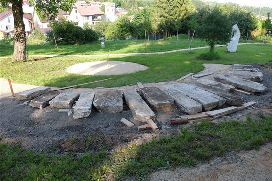 31. Práca na travertínových podsedákoch