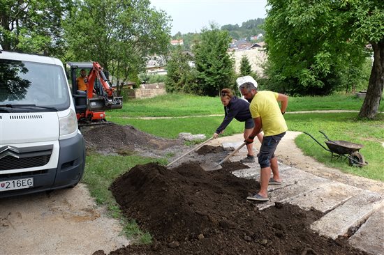 35.  Práca na travertínových podsedákoch